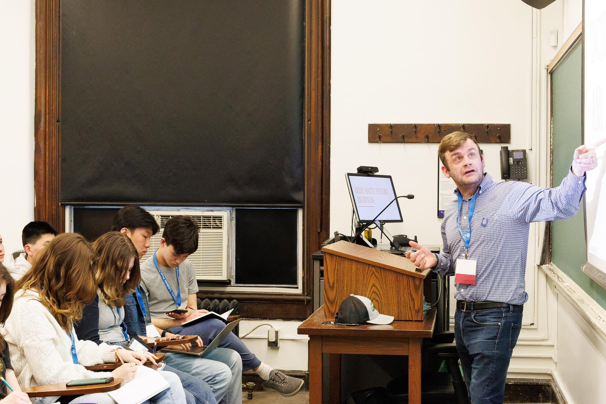 David Cutler presenting to student journalists in a classroom at Columbia University.